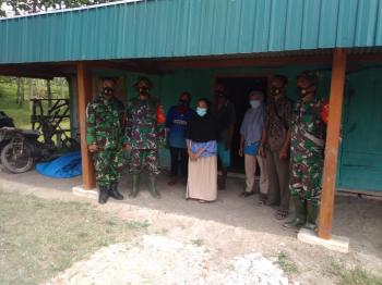 Anggota Satuan Tugas TMMD Bojonegoro Foto Bersama Dengan Penerima Bansos